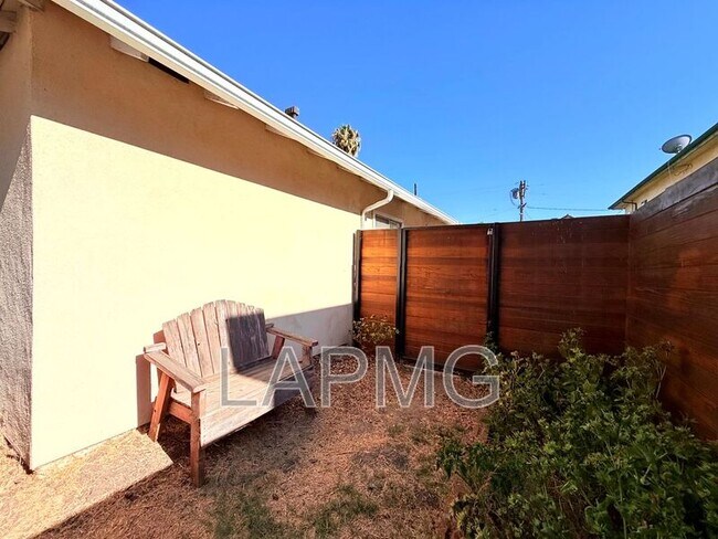 Building Photo - 4447 Lockwood Ave