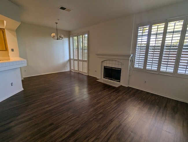 Building Photo - 2Bed 2.5 Bathroom Two Story Townhome at th...