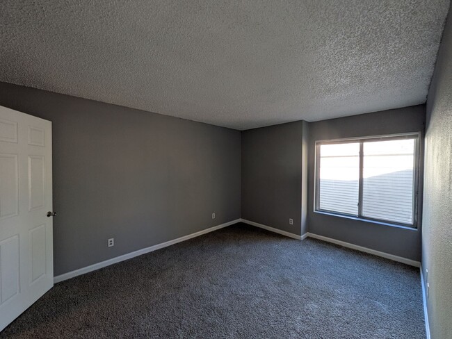 Building Photo - 2 Bedroom 1 Bathroom Condo available NOW!