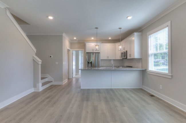 Building Photo - 2101 Dabbs Ave