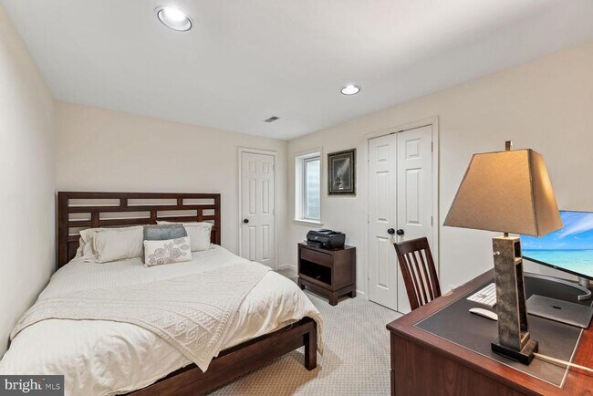 Building Photo - 6603 Forsythia St