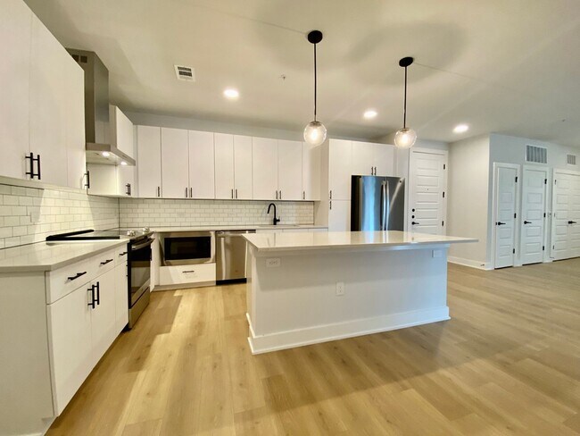 Building Photo - Stylish 3 Bedrooms 2 Bathrooms with Top-Tier Amenities Condo in East Austin!!!