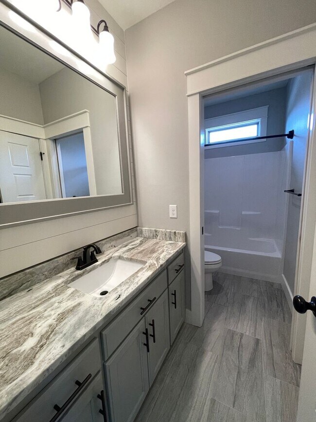 Building Photo - 202 Crestwood Ln