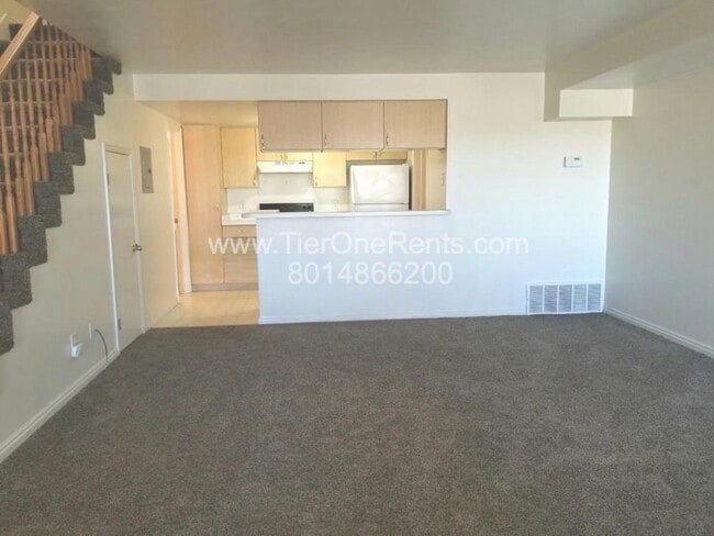 Building Photo - ** Limited Time Offer ** $500 OFF your first month's RENT!