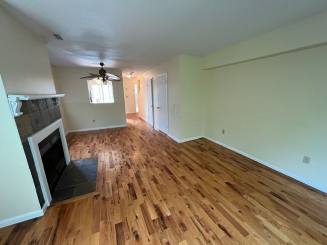 Building Photo - Distinguished 2-Bed Townhouse w/ In-Unit L...