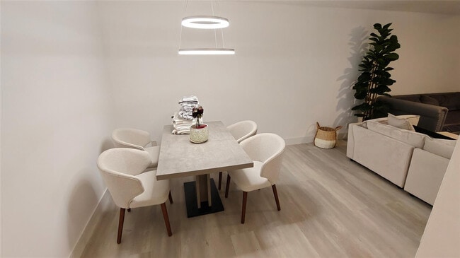 Building Photo - 555 SE 8th St