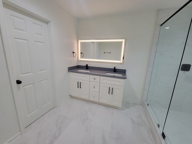 Master Bath - 1131 Montreat Ave SW