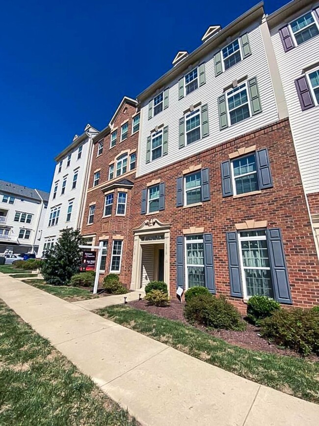 Building Photo - Gorgeous 2-Level 3 Bed 2.5 Bath Condo-Styl...