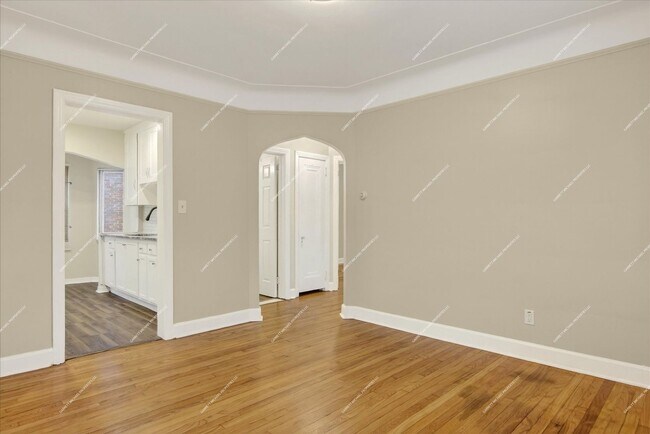 Building Photo - Charming 3-Bedroom Brick Bungalow for Rent in Detroit!