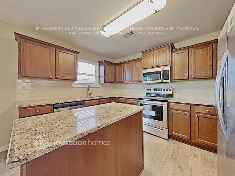 Building Photo - 925 Donington Cir SE