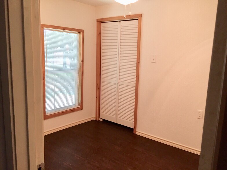 Building Photo - 688 Martindale Rd