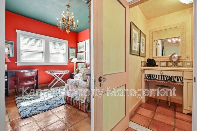 Building Photo - 194 Almeria Rd