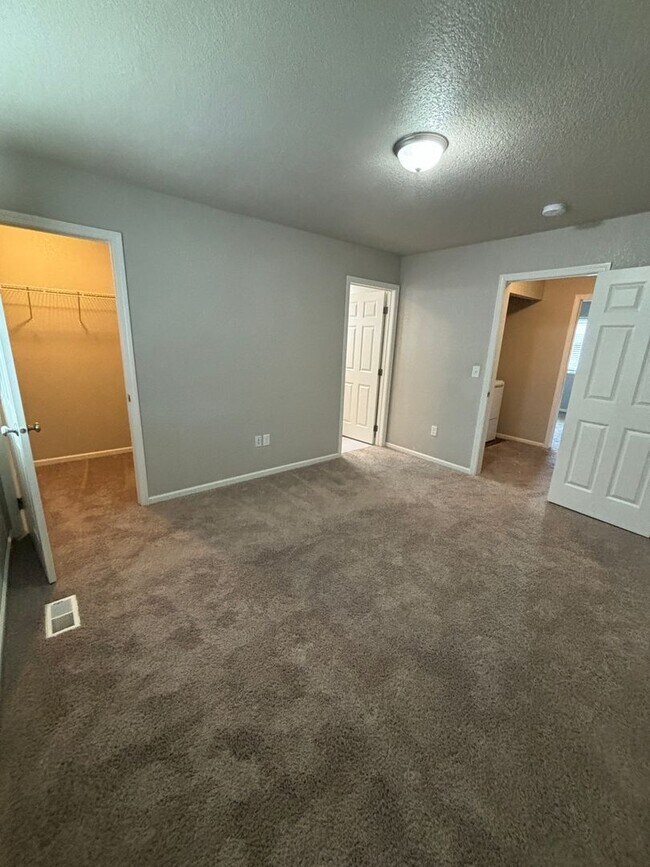 Building Photo - 3 bedroom 3.5 bathroom for Rent!
