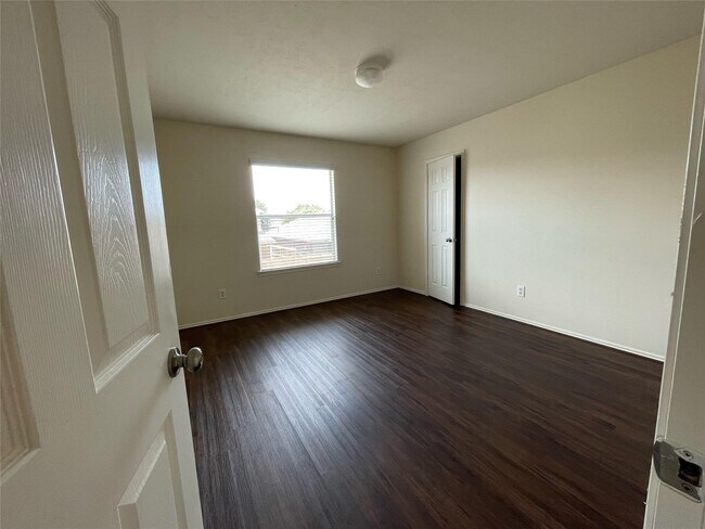 Building Photo - 10439 Falling Rapids Ct