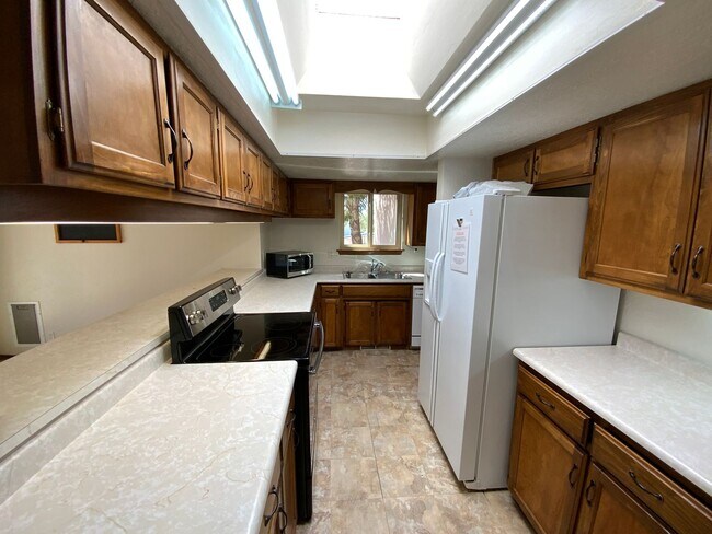 Building Photo - 3 Bedroom Single Story Home Available Near...