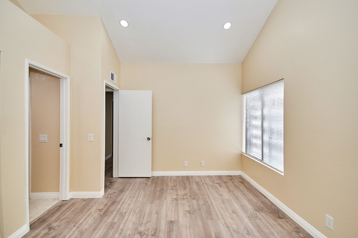 Building Photo - 22729 Lakeway Dr