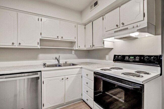 Building Photo - AVAILABLE NOW!! 2 Bedroom 2.5 Bathroom Townhome - Furnished!