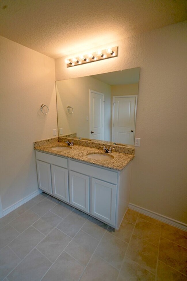 Building Photo - Newly Built Home in Red River Ranch Neighborhood of Cibolo, TX Realtor Commission: $500