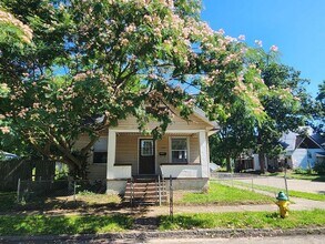Building Photo - Charming 3-bedroom, 1-bath home with a bright living space, spacious bedrooms, and an easy-to-mai...