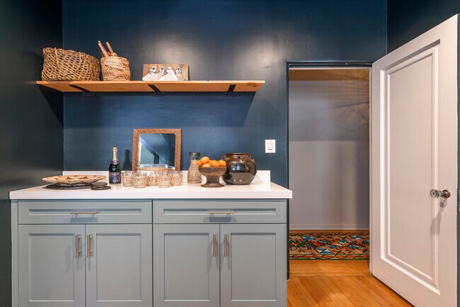 Building Photo - 148 S Orange Dr