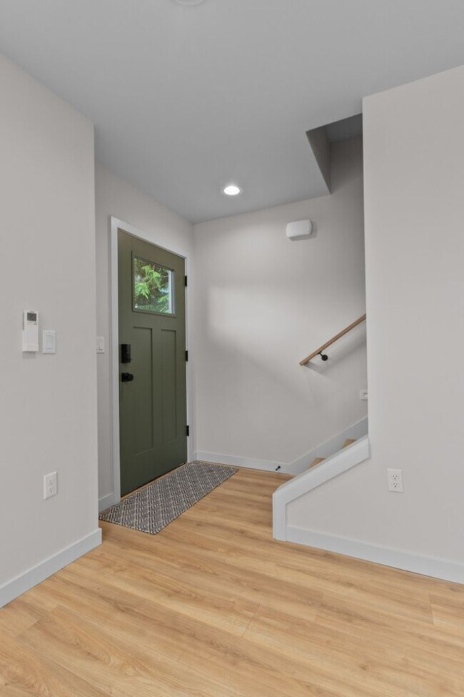 Building Photo - 2bd/1.75ba Seattle Home