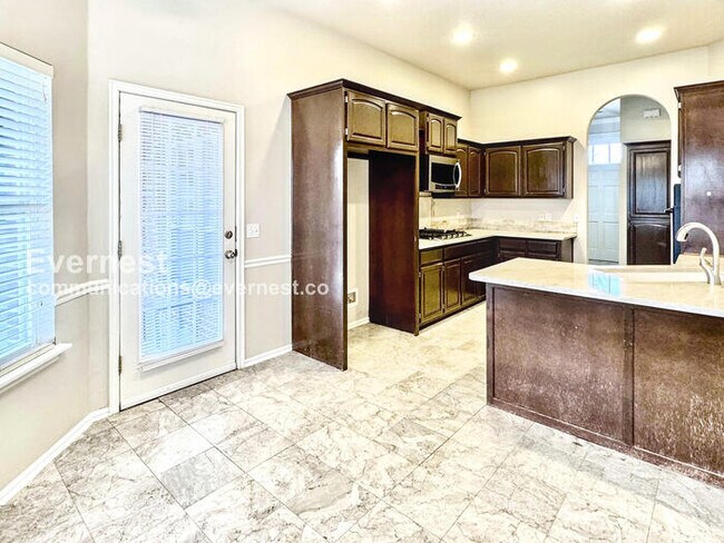 Building Photo - Charming 3-Bed, 2-Bath Home with Fenced Backyard & 2-Car Garage