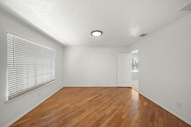 Building Photo - 2406 Parkwood Ln