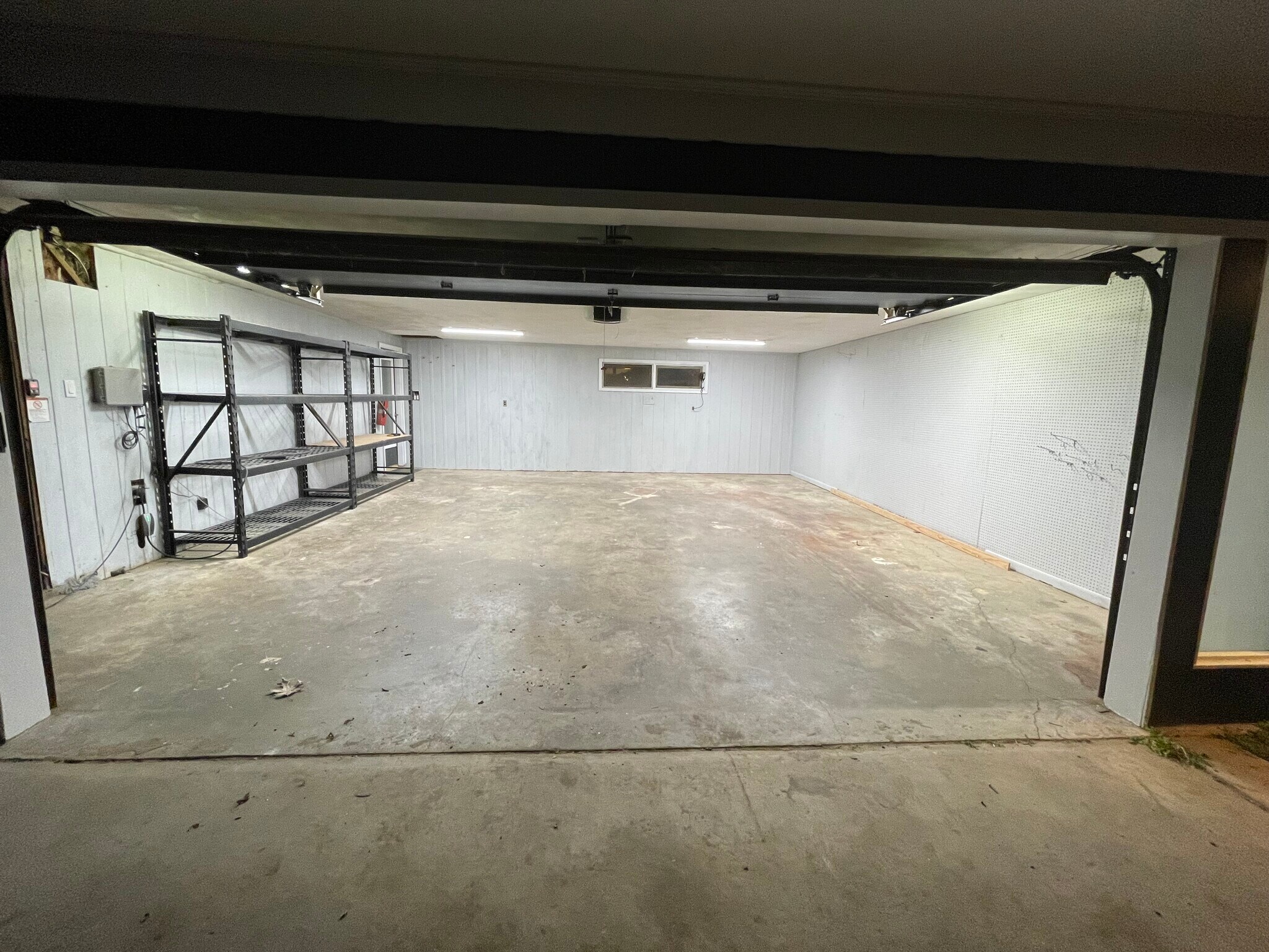 Two-car garage - 3916 Malcolm Ct
