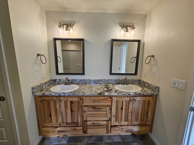 Building Photo - Newer Construction Close to Downtown Grants Pass