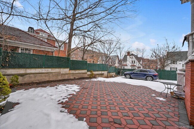 Building Photo - 77-16 Kew Forest Ln