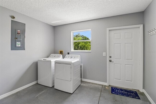 Building Photo - 2609 Privada Dr