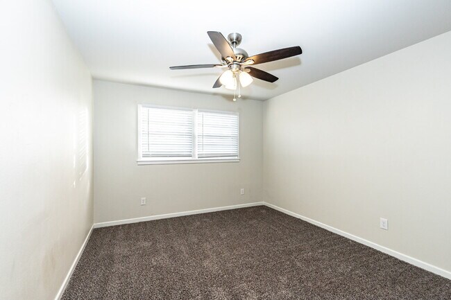 Building Photo - Large & Recently Updated!