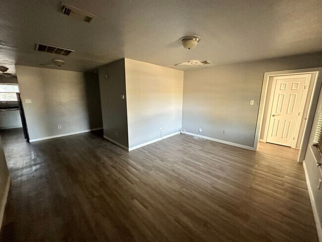 Building Photo - 4 Bedroom 2 Bathroom in 76105 Available!
