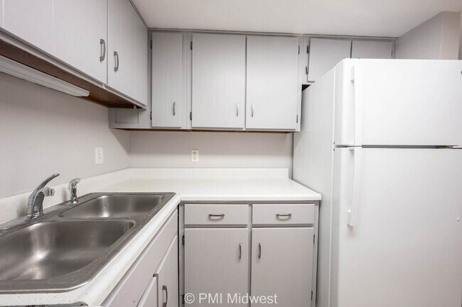 Building Photo - "Charming 1-Bedroom Retreat in Shelbyville – 690 Sq. Ft. of Cozy Living!"