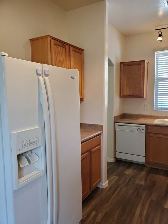 Building Photo - 3 bedroom 2.5 bath home - 2 car garage - S...