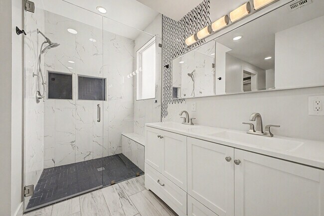 Building Photo - 3701 E Ludlow Dr