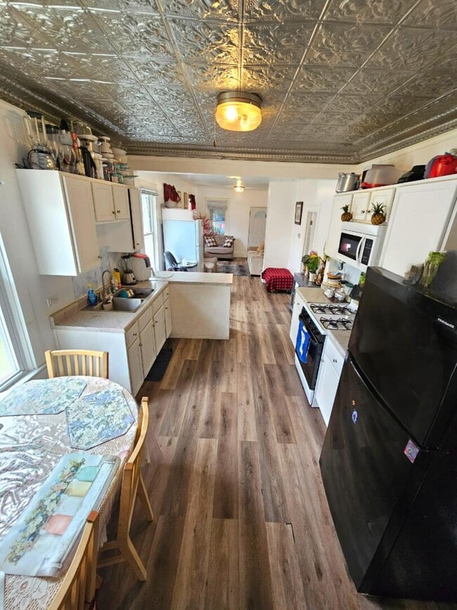 Building Photo - 454 S Des Plaines St