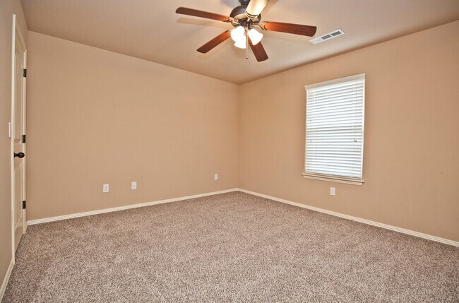Building Photo - ***901 Oakwood Lane***