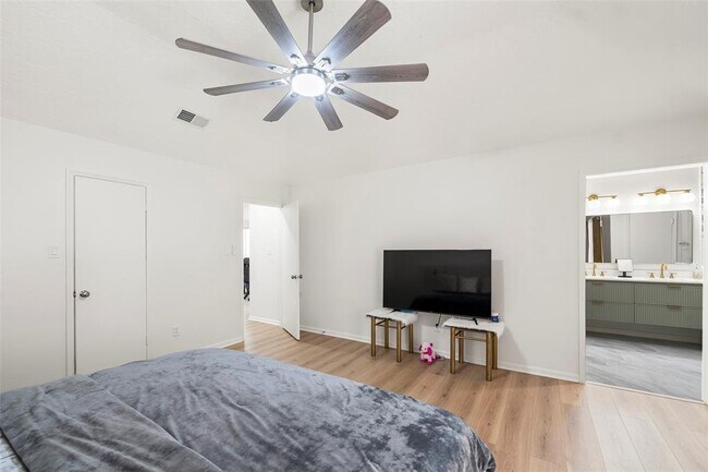 Building Photo - 15134 Corona Del Mar Dr