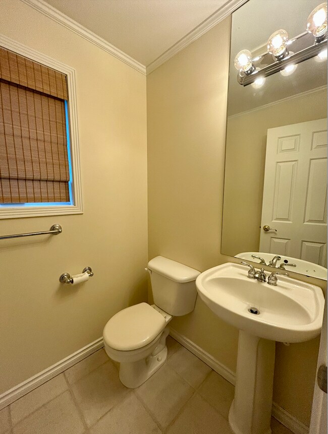 Building Photo - Madison Park Townhome