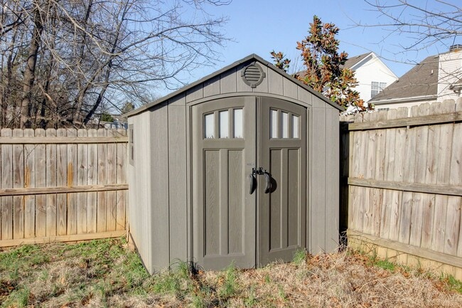 Building Photo - 3 bed 2 bath Fenced yard.  Heart of St. B.  Hurry.