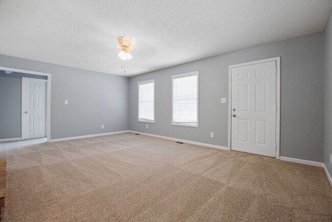 Building Photo - Pet Friendly Three Bedroom!