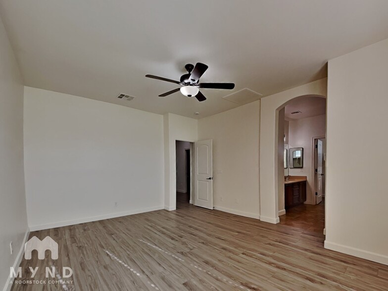 Building Photo - 14535 W Port Royale Ln