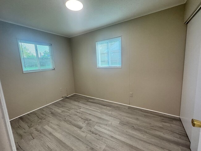 Building Photo - 511 Everett Ln