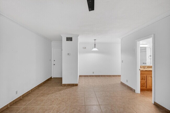 Building Photo - 2424 SE 17th St