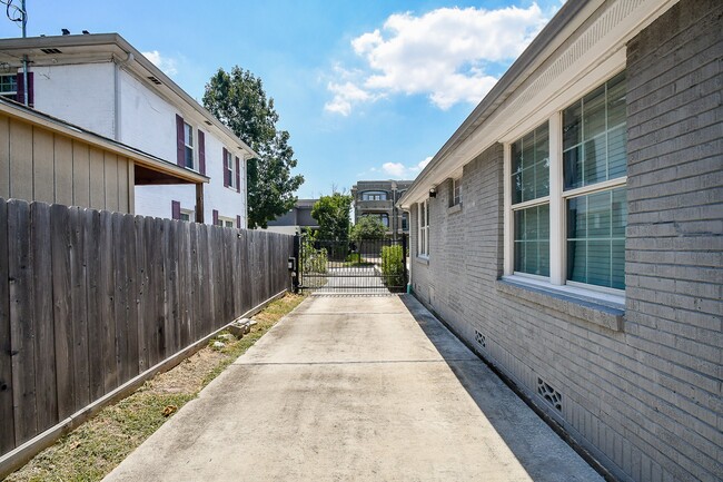Building Photo - 2026 Portsmouth St