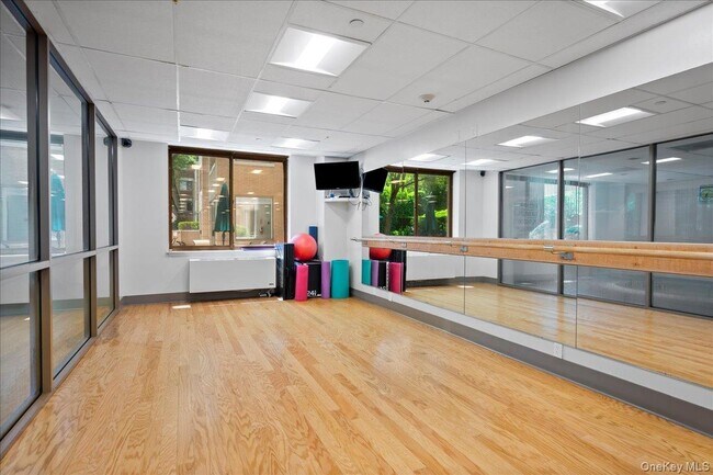 Building Photo - 35 N Chatsworth Ave