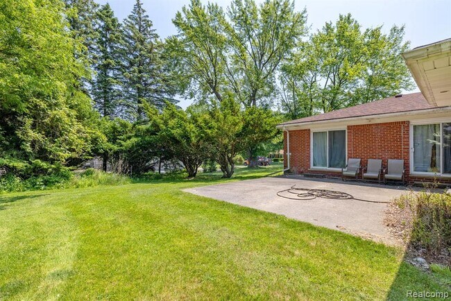 Building Photo - 297 Vreeland Dr