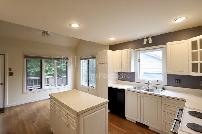 Building Photo - 11418 Hardwood Dr