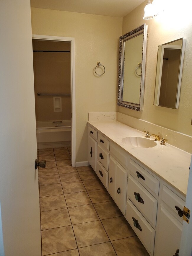 Building Photo - Modesto 3 bedroom 2.5  bathroom off McHenry